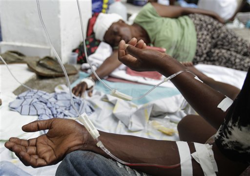 (AP Photo / Dieu Nalio Chery) Las personas reciben suero en el hospital de San Nicolás en Saint-Marc, Haití, Jueves, 21 de octubre 2010..